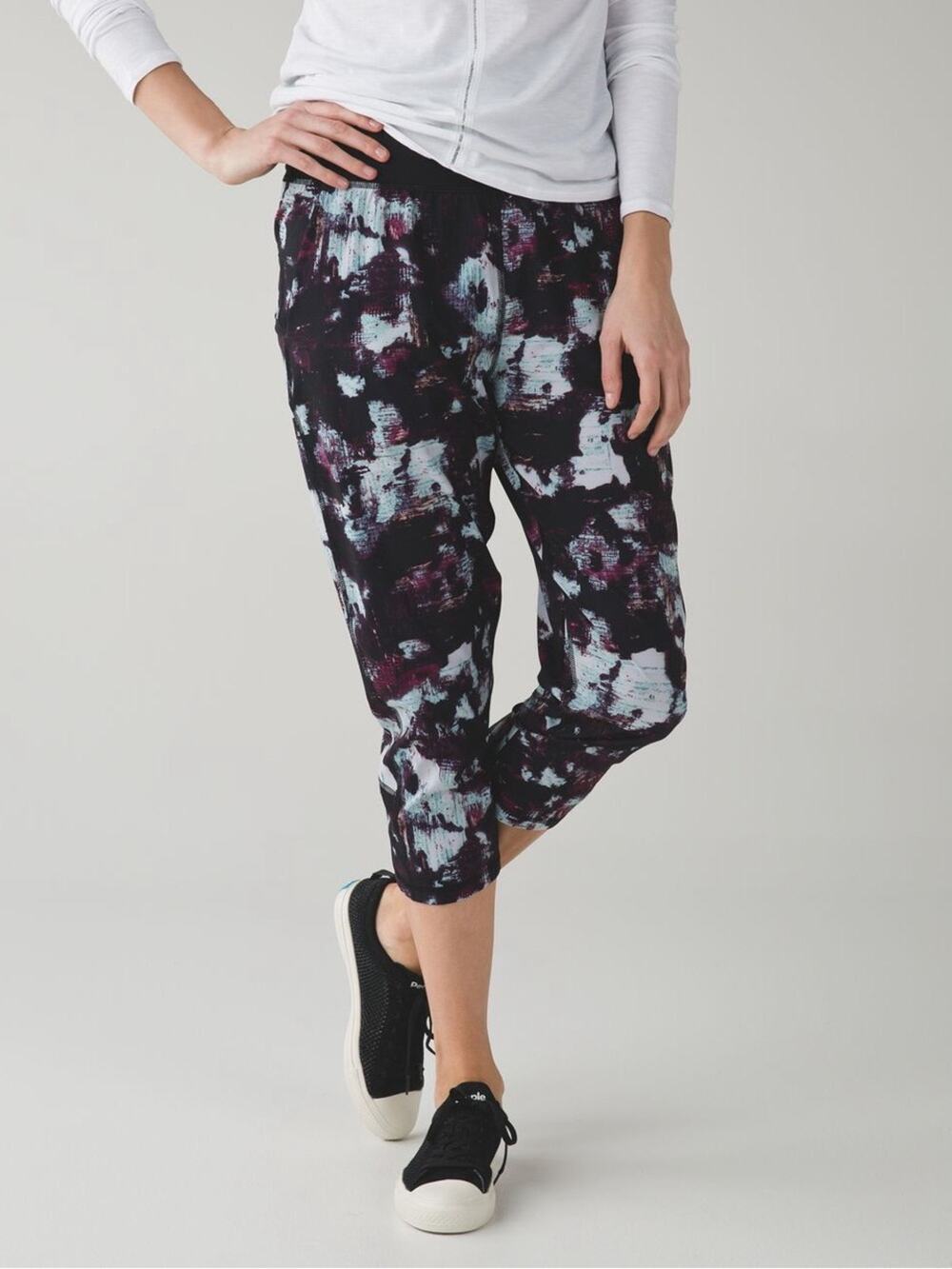 Lululemon tranquil crop pants high waisted Kara blossom multi black size 6